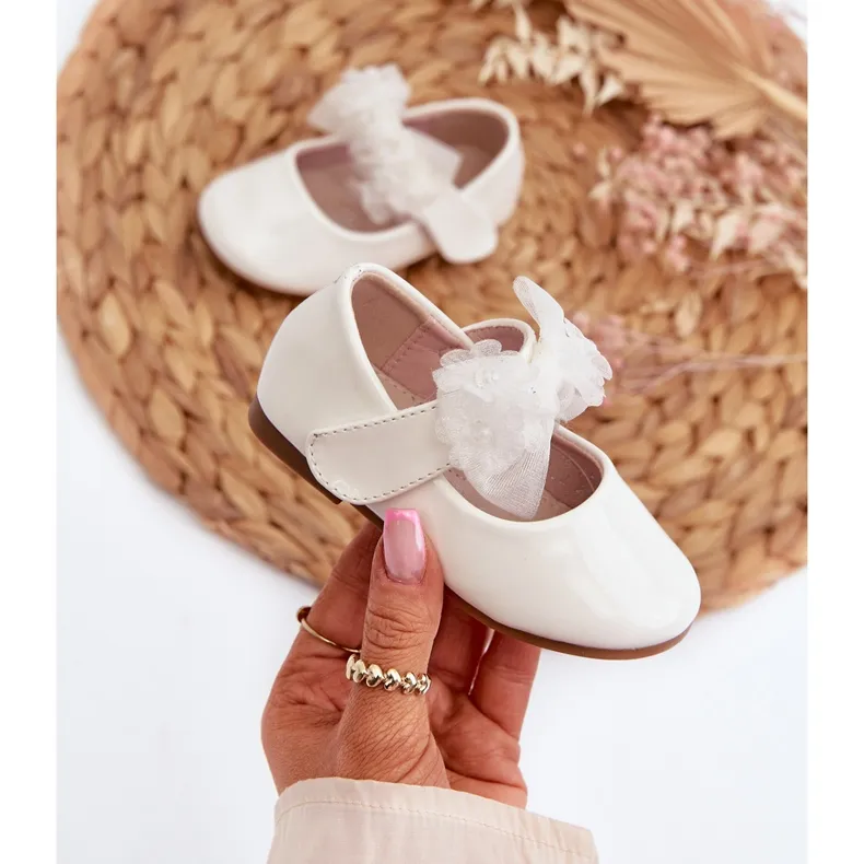 Ballerines enfant en cuir verni avec velcro et nœud, blanc Olessa blanche