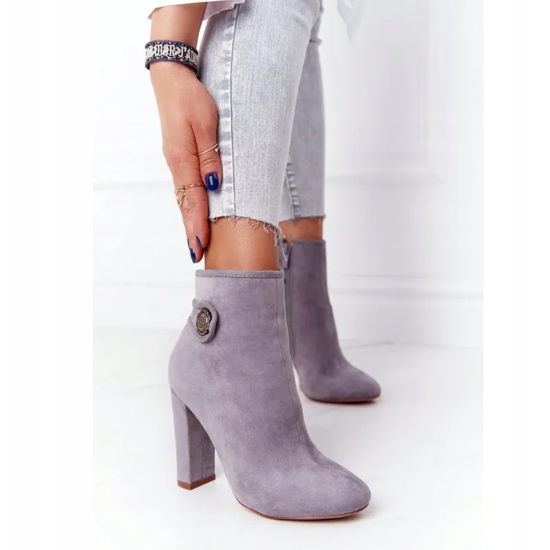 Bottes classiques sur un poteau Lu Boo gris