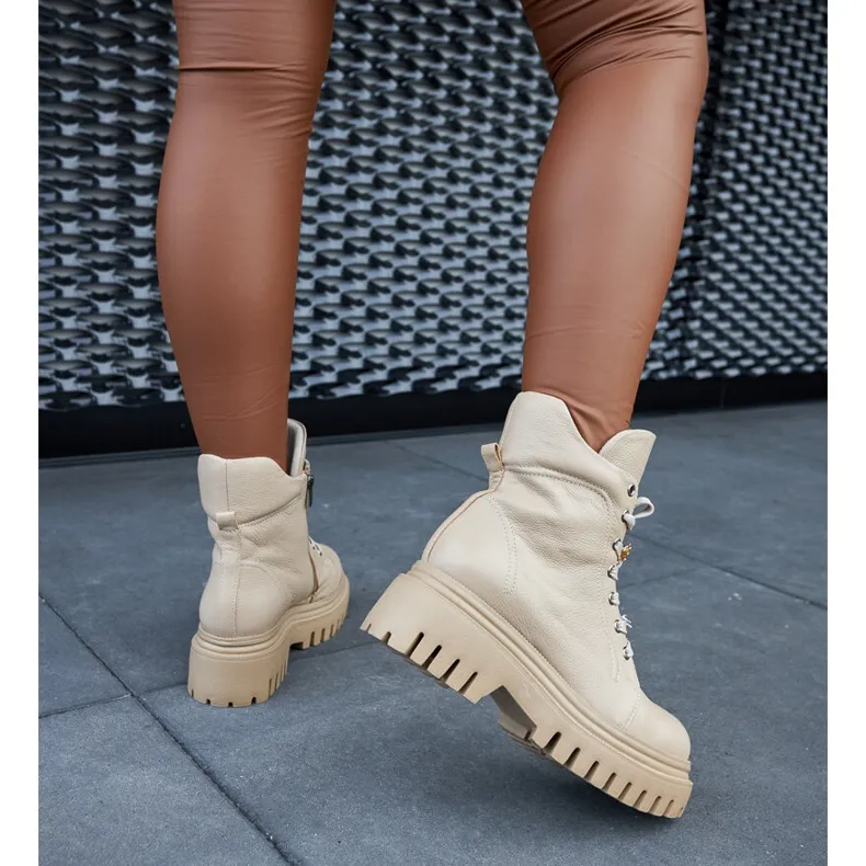 Bottes isolées en cuir beige par Karino