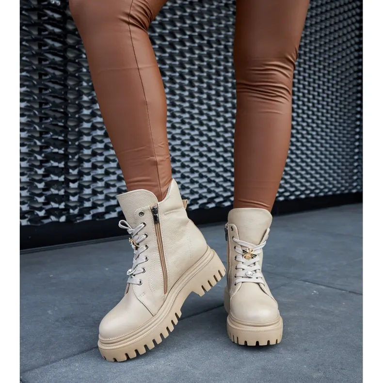 Bottes isolées en cuir beige par Karino