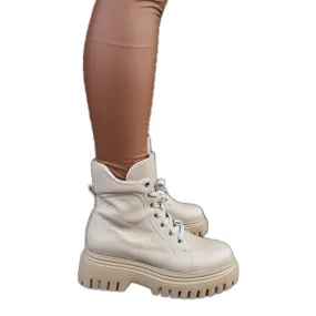 Bottes isolées en cuir beige par Karino