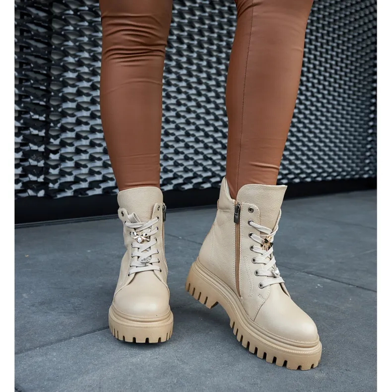 Bottes isolées en cuir beige par Karino