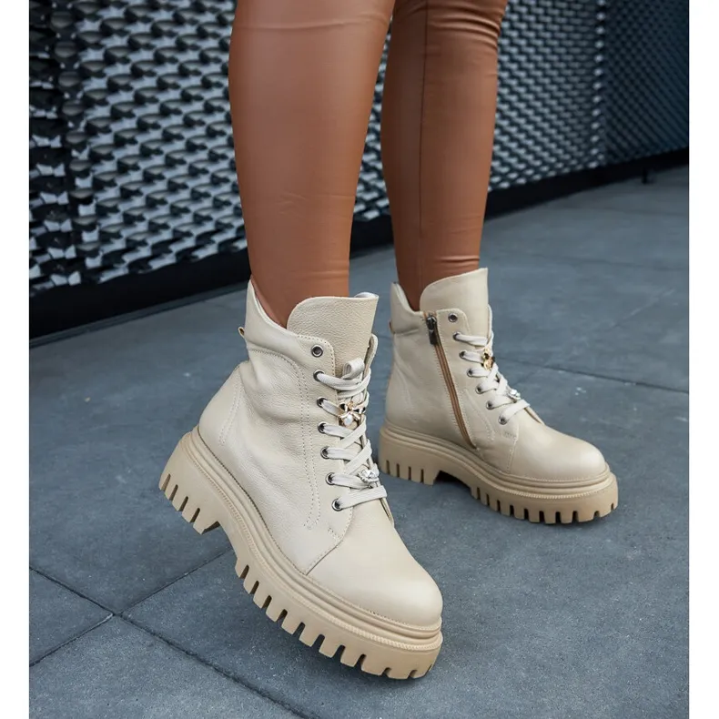 Bottes isolées en cuir beige par Karino