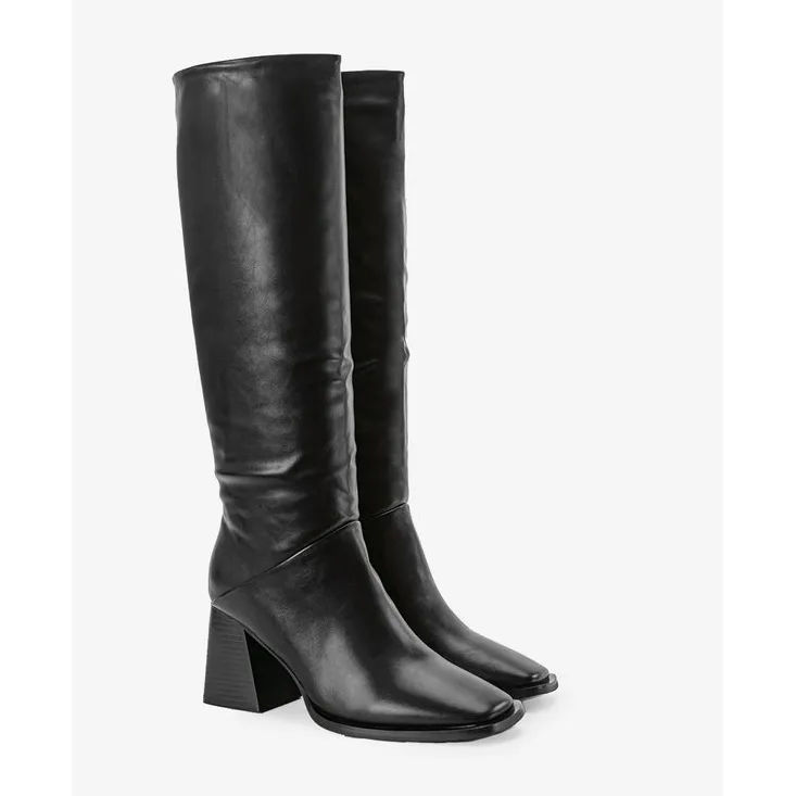 Bottes noires sur le poteau de Rosina le noir