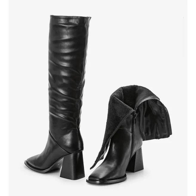 Bottes noires sur le poteau de Rosina le noir