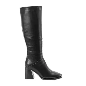 Bottes noires sur le poteau de Rosina le noir