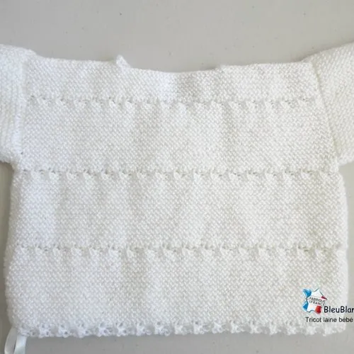 Brassière 3 mois,  croisée fille, blanc-lait, laine calinou bergère de france,  tricot bebe, sur commande