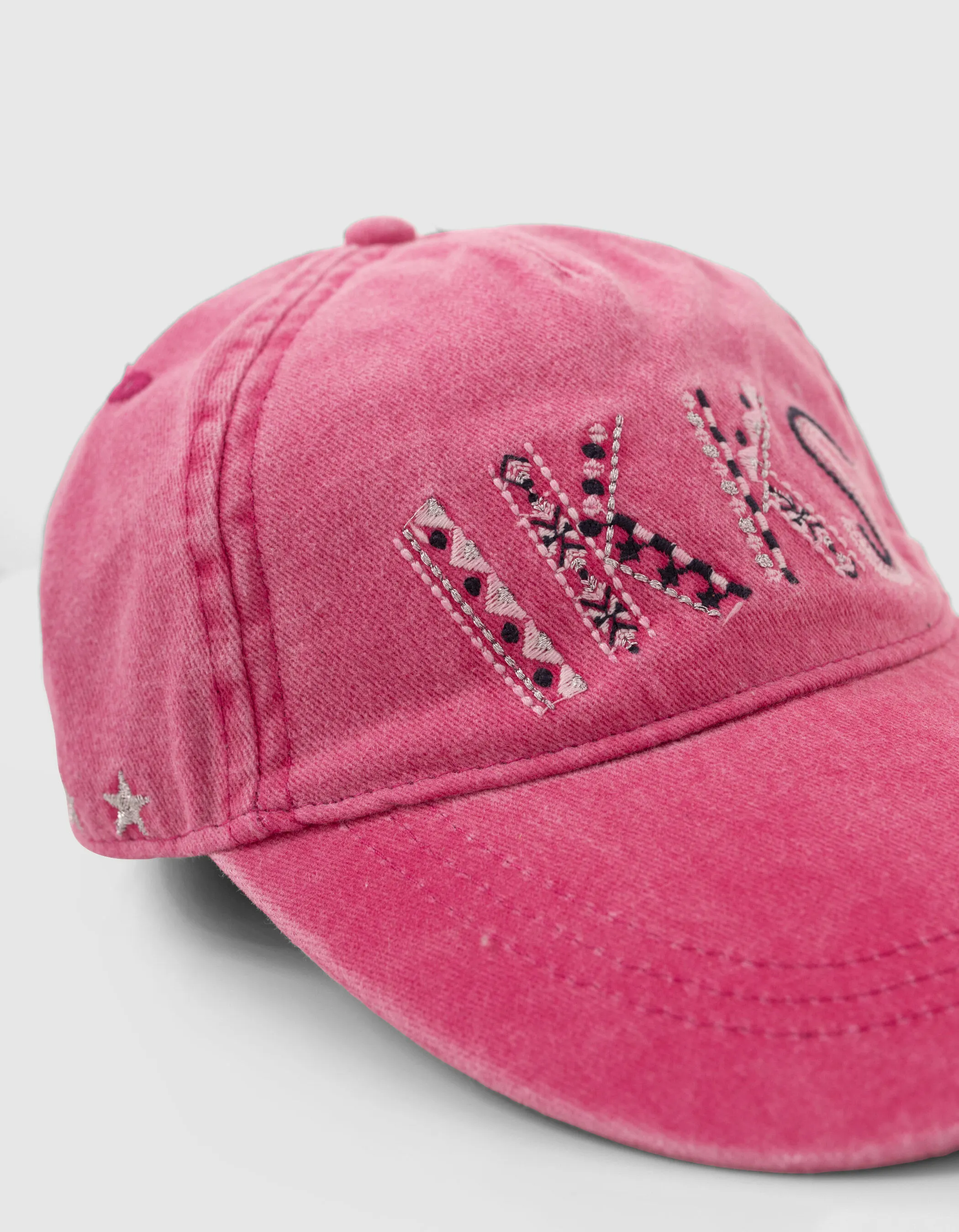 Casquette fuchsia avec broderies devant fille