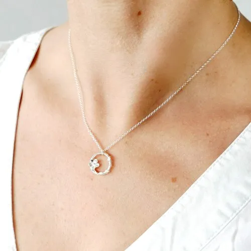 Collier fleur de cerisier sakura en argent massif 925/1000 minimaliste