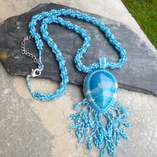 Collier spirale et agate bleue et blanche