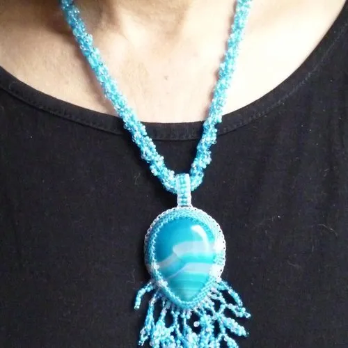 Collier spirale et agate bleue et blanche