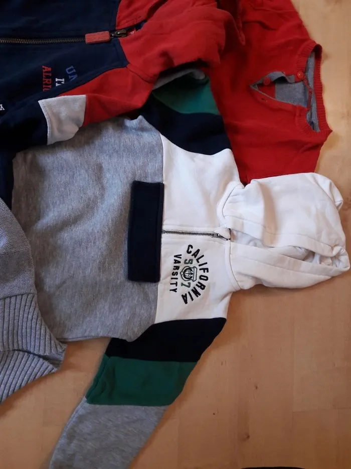 Lot de 4 hauts (3 pulls et 1 gilet zippé) - 4 ans  | Beebs