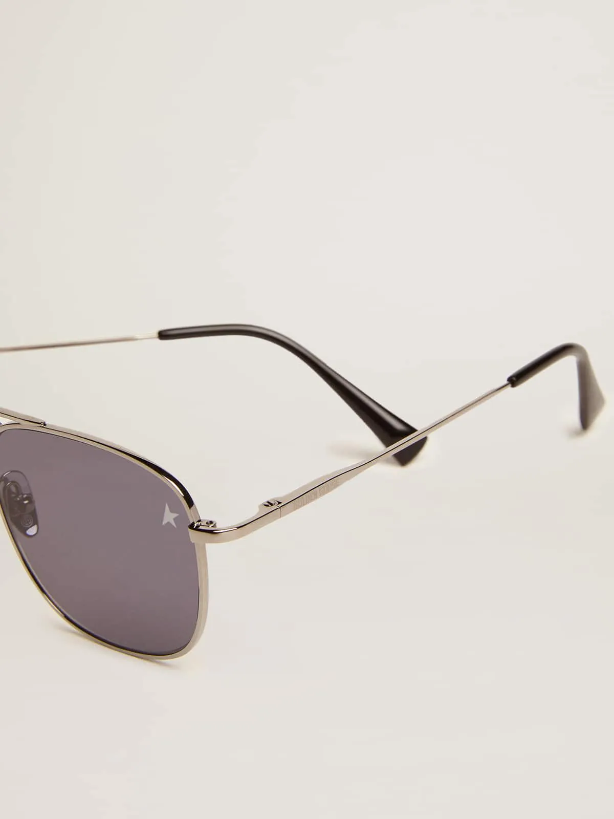 Lunettes de soleil aviateur Roger avec monture noire et verres noirs | Golden Goose