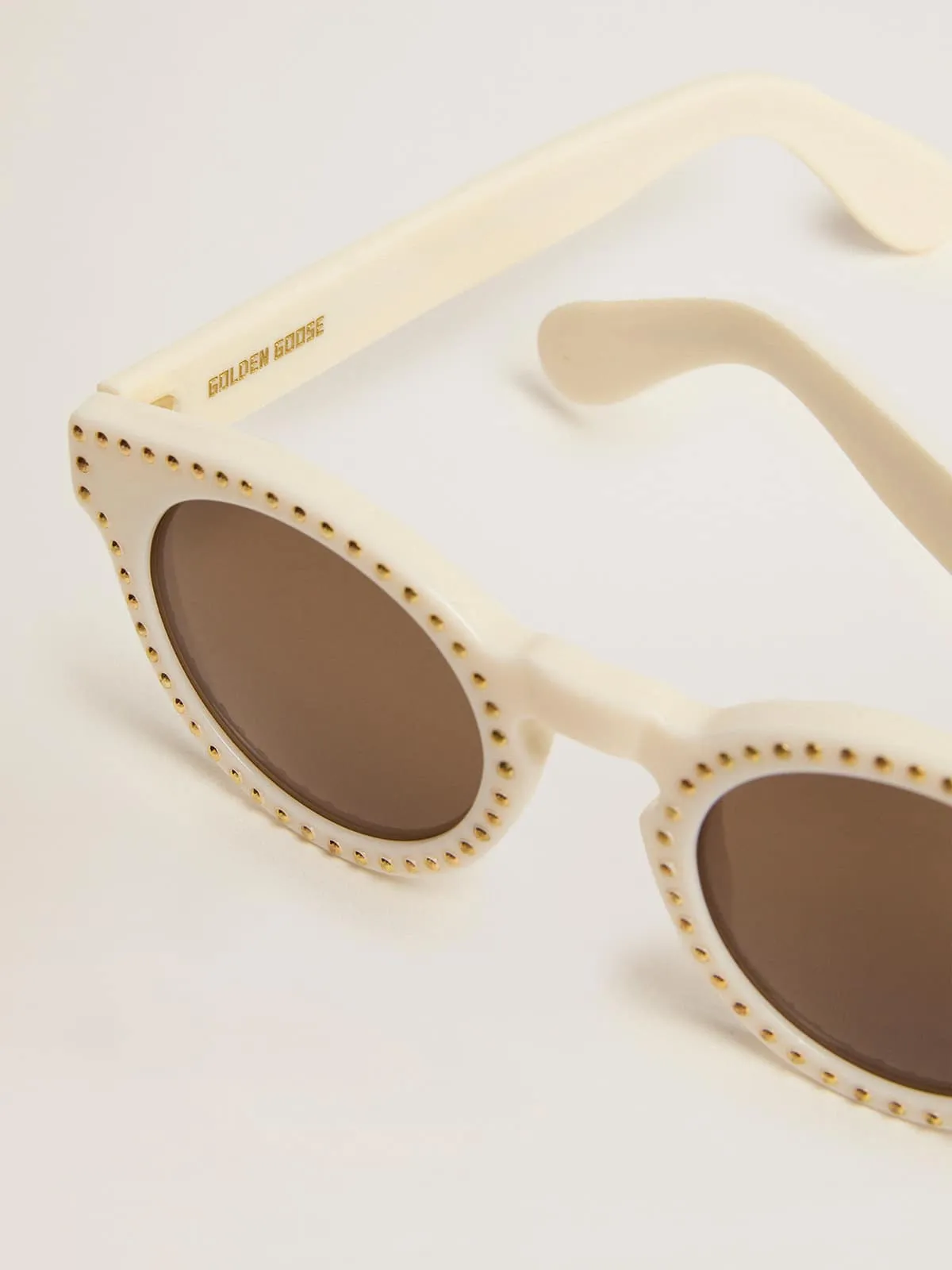 Lunettes de soleil Panthos avec monture blanche et clous dorés | Golden Goose