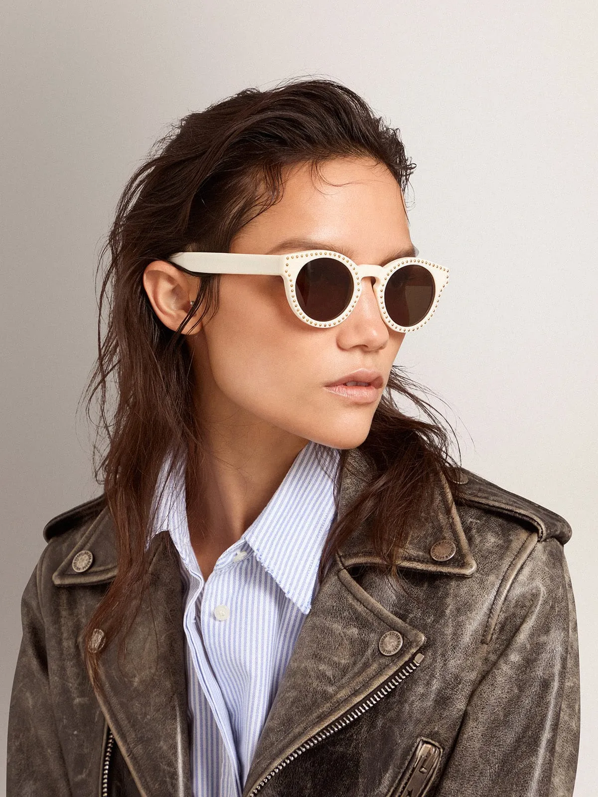 Lunettes de soleil Panthos avec monture blanche et clous dorés | Golden Goose