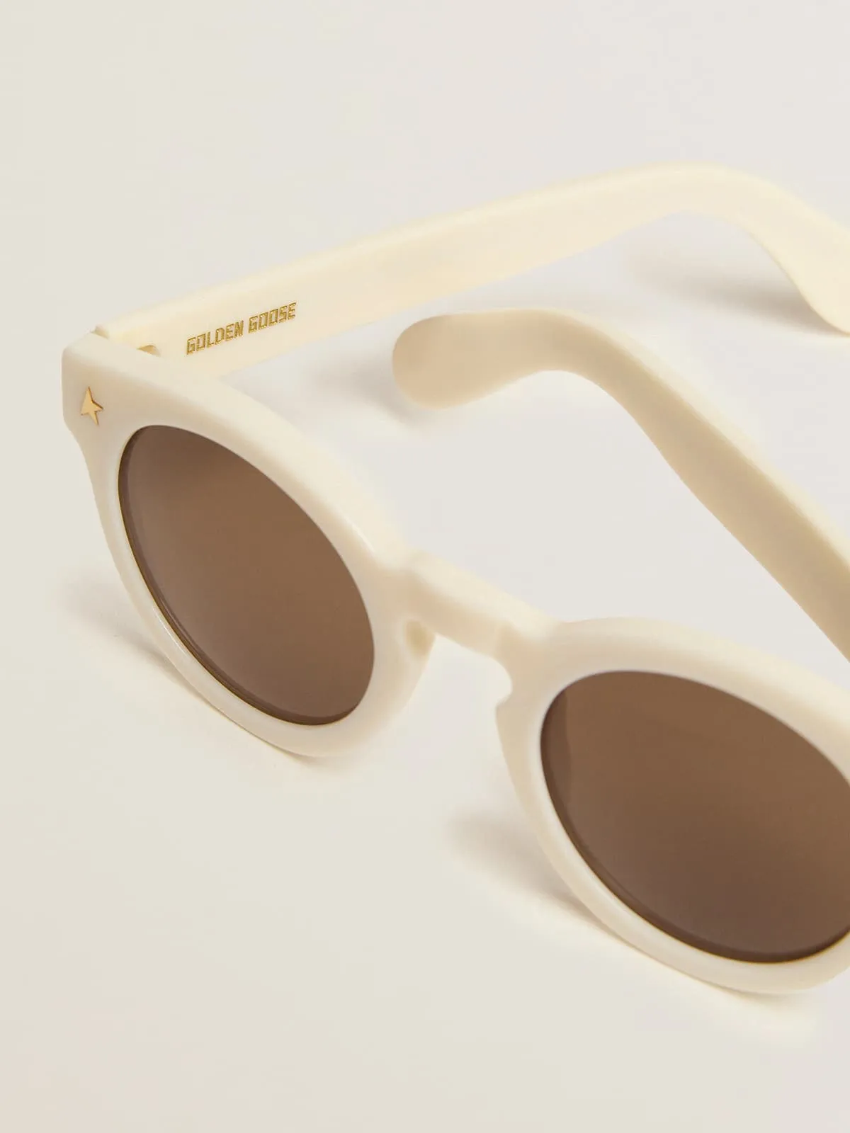 Lunettes de soleil Panthos avec monture blanche et détails dorés | Golden Goose