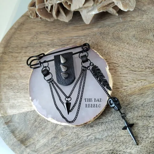 Originale broche pin alternative noir !!chained spike!! cuir acier et metal argente gris t.7.5cm x 11cm the bad rebel collection