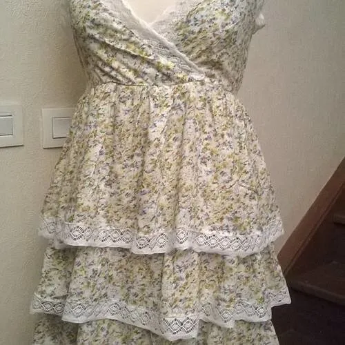 Robe courte à bretelles en coton imprimé et dentelle