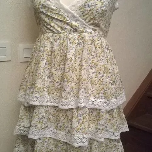 Robe courte à bretelles en coton imprimé et dentelle