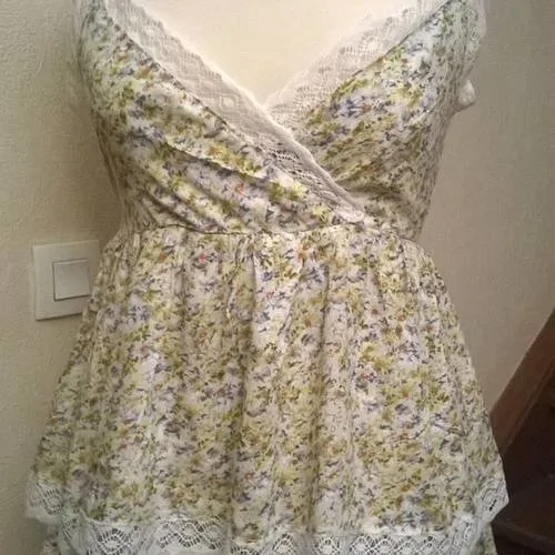 Robe courte à bretelles en coton imprimé et dentelle