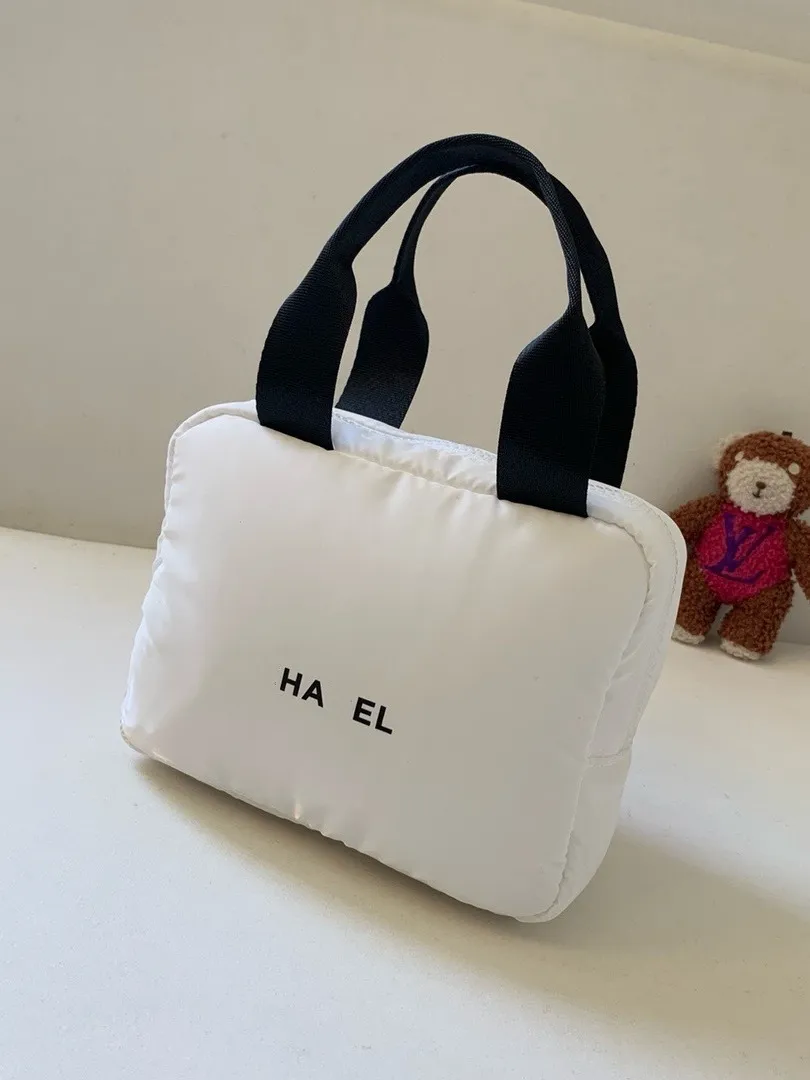 Sac À Main Blanc De Styliste Avec Logo Brodé, Camélia Doux, Très Grand Sac De Maquillage, Sac De Lavage Du 7,96 € | DHgate