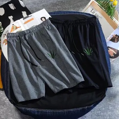 Short en tissu pour homme avec feuille cannabis décorative